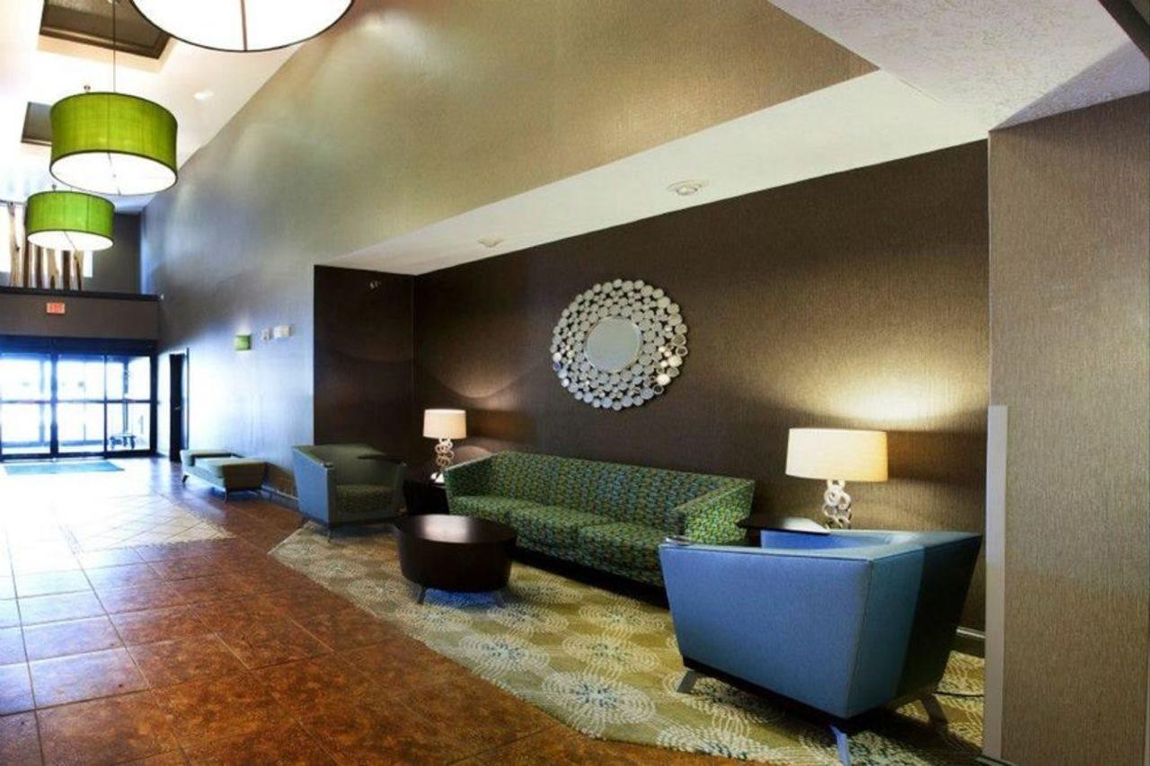 Holiday Inn Express & Suites - Brandon By Ihg Exterior foto